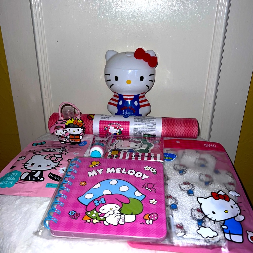Hello Kitty Bundle - Picture 12 of 12